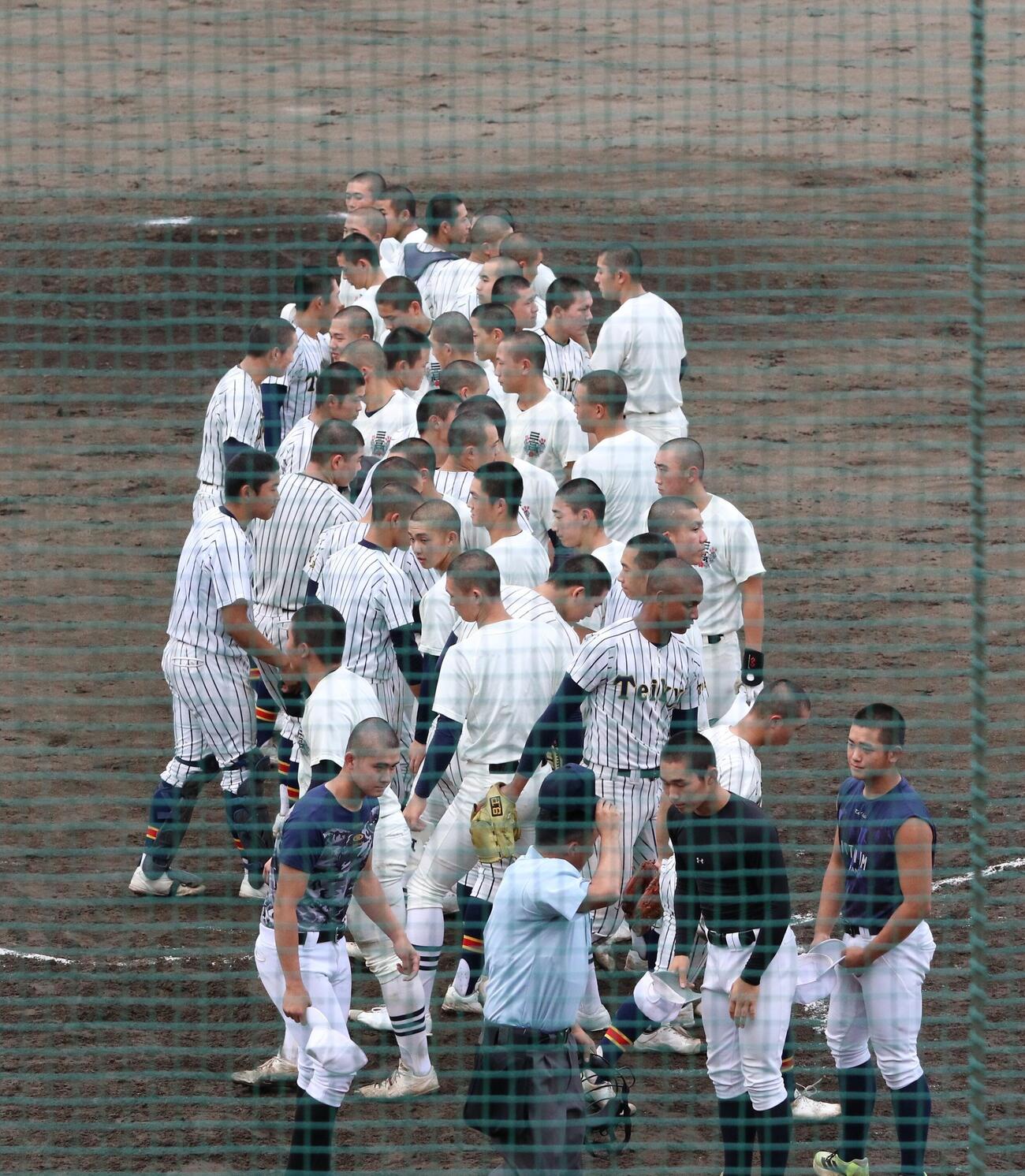試合後に挨拶を交わす、帝京と日大三の選手たち（撮影・田島優大）