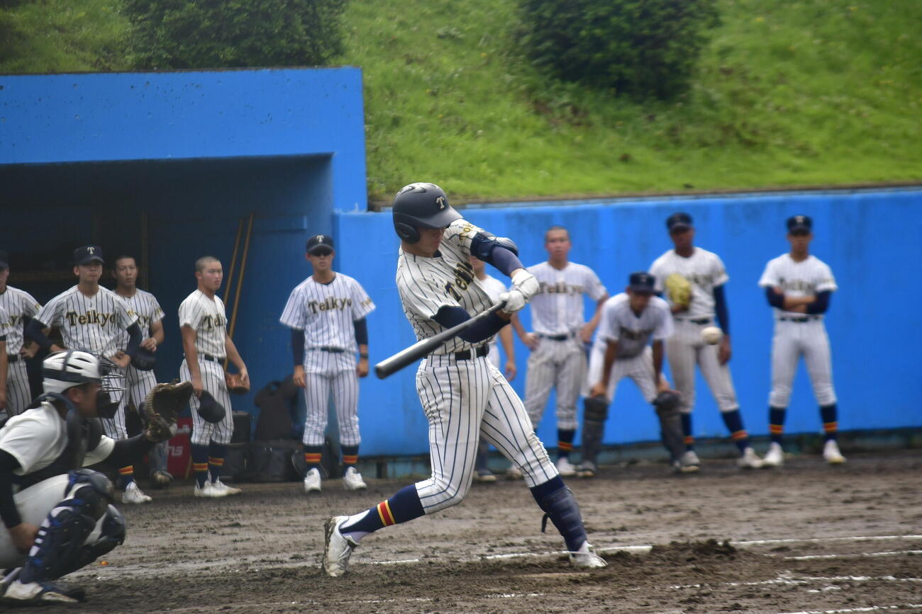 鋭いバッティングを見せる帝京・目代（撮影・平山連）