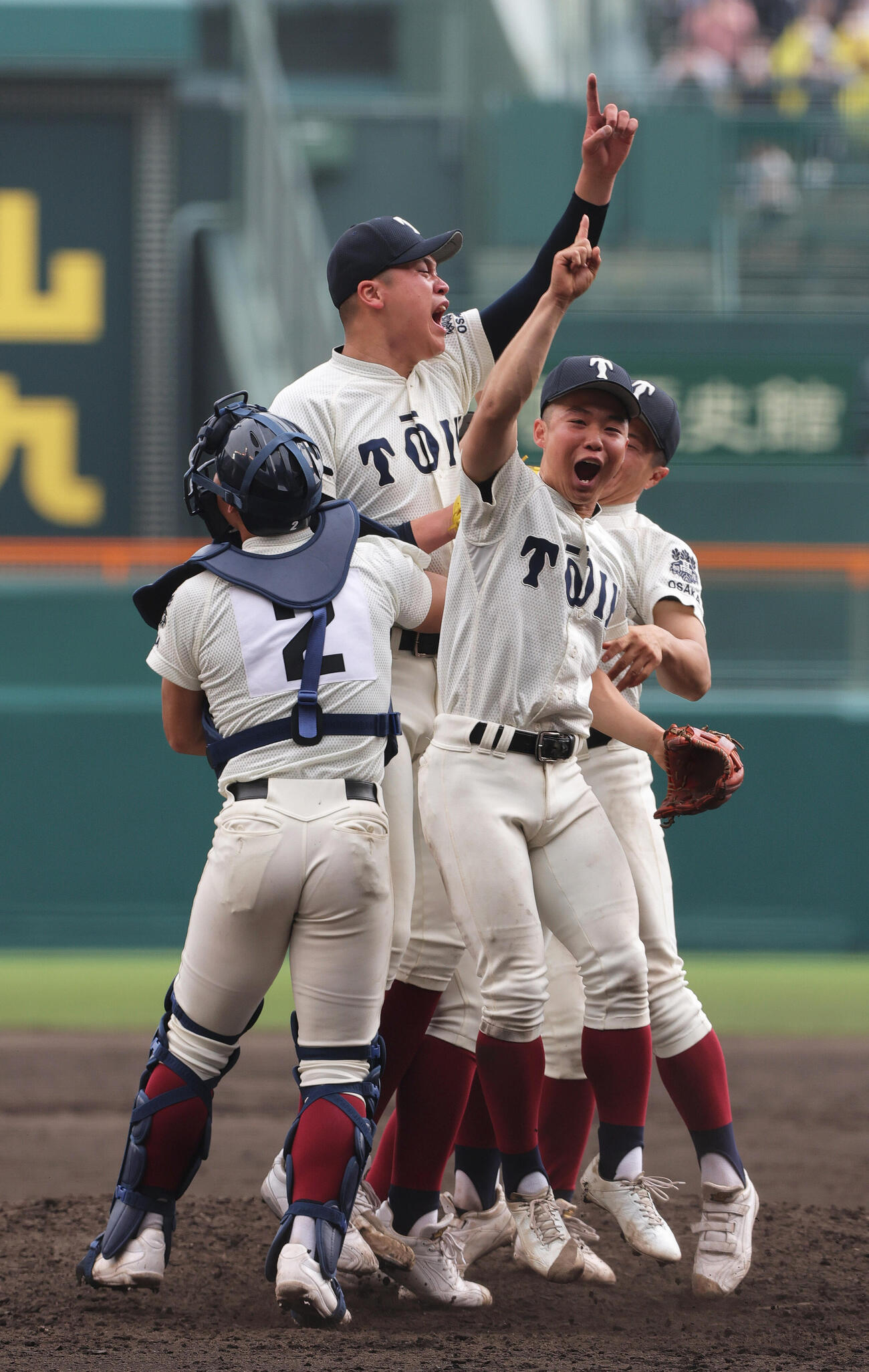 大阪桐蔭対智弁学園　優勝を決め歓喜する大阪桐蔭の川本晴大（中央）とナインたち（2026年3月撮影）