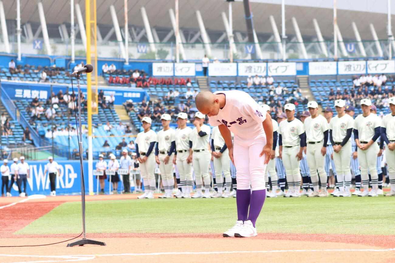 東・西東京大会開会式で選手宣誓を務めた関東第一・井口瑛太（撮影・栗林真菜）