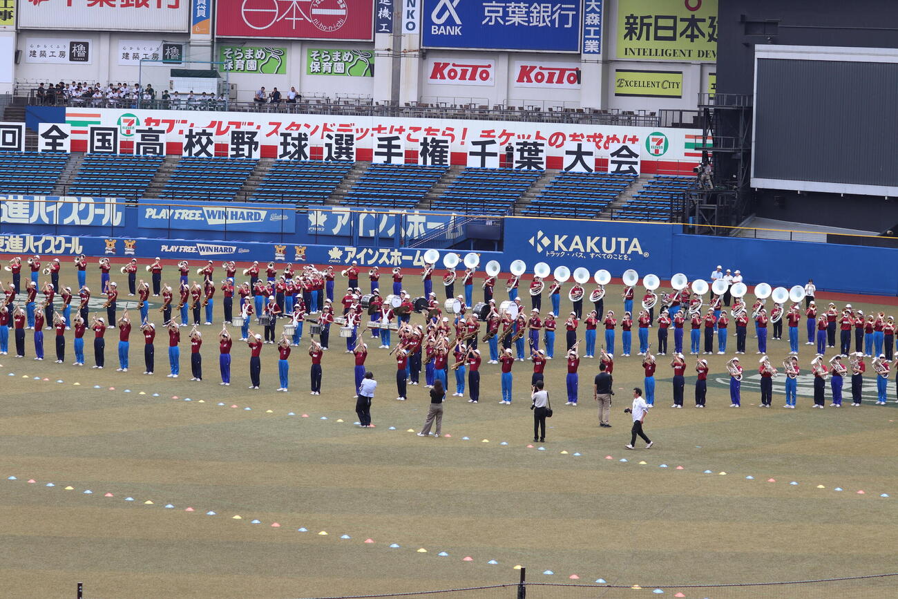 開会式後に特別演奏を行う習志野と拓大紅陵の吹奏楽部（撮影・服部航大）