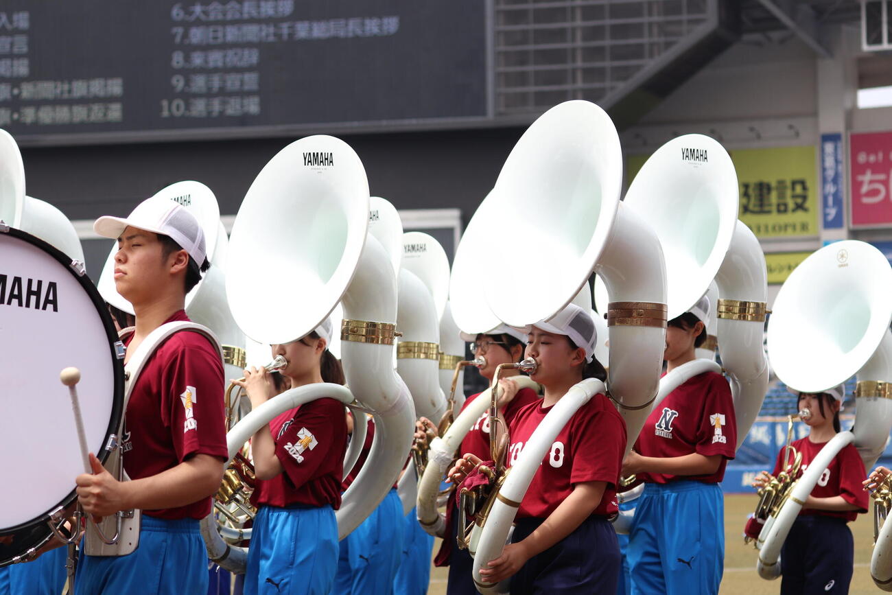 開会式で演奏した習志野と拓大紅陵の吹奏楽部員たち（撮影・服部航大）