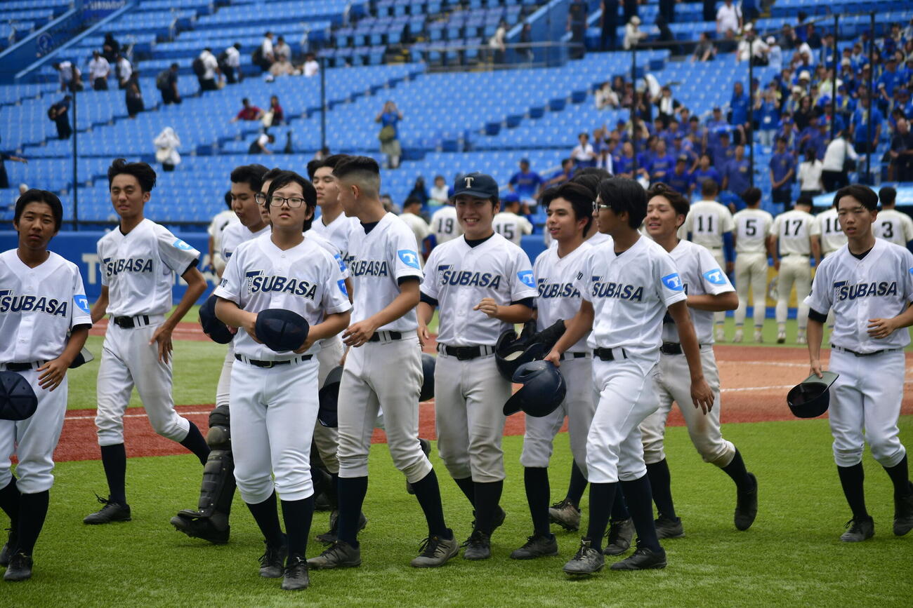5回コールド負けを喫したが、三塁側スタンドの応援席へ歩むつばさ総合選手たちの姿は晴れやかだった（撮影・平山連）