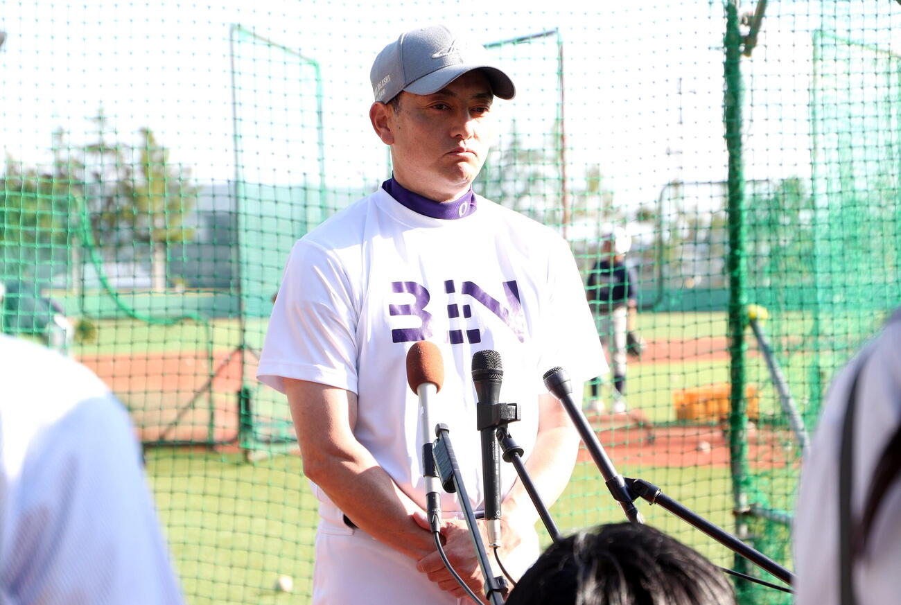 6月24日、取材に応じる花巻東・佐々木監督（撮影・木村有優）