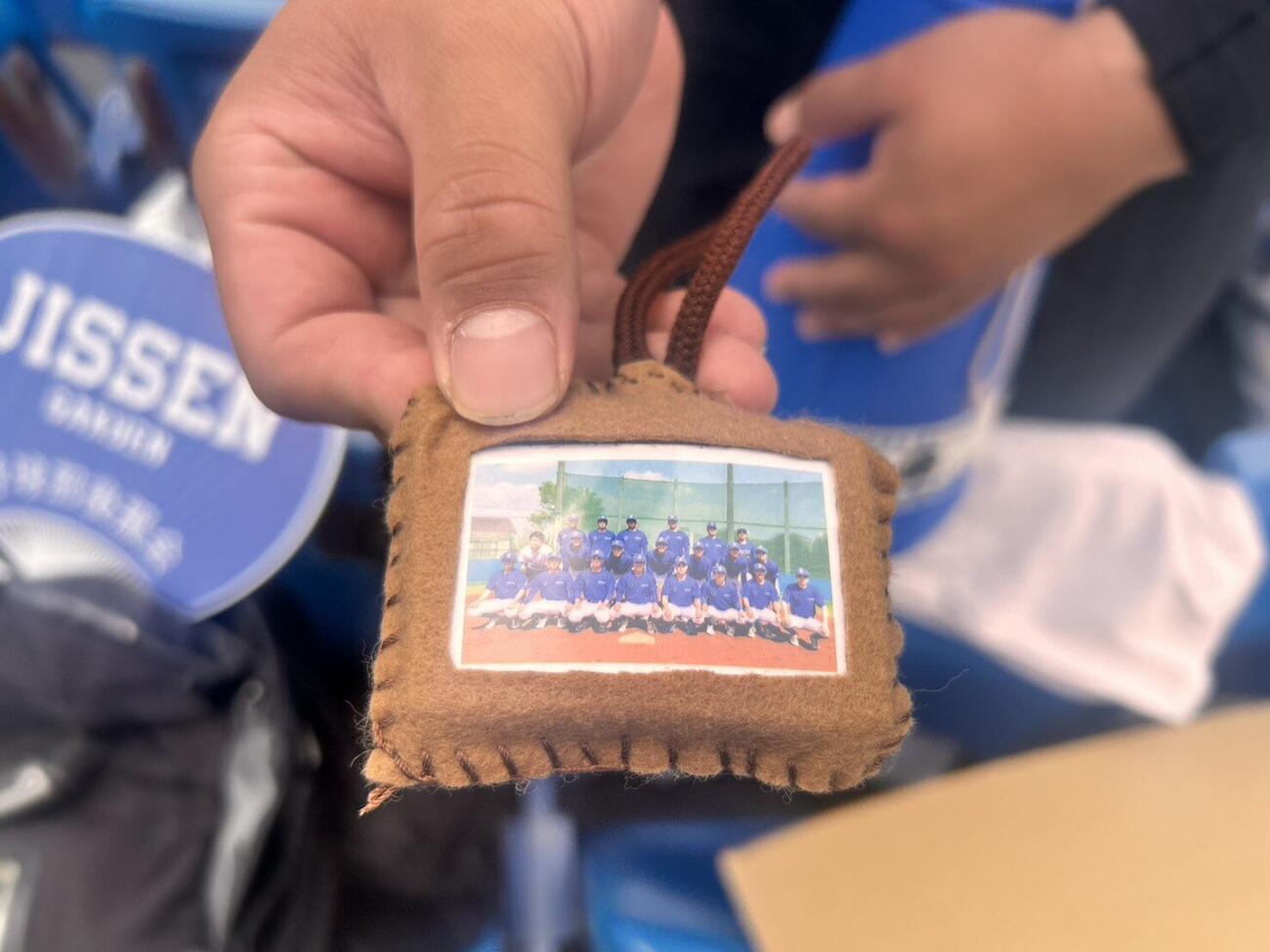 実践学園の部員全員に配られたお守りの裏側には学年の集合写真が貼られている（撮影・平山連）