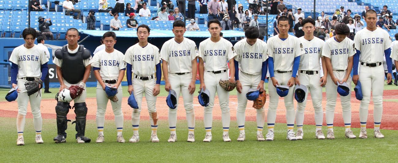試合後、スタンドに向かって整列する実践学園の選手たち（撮影・田島優大）
