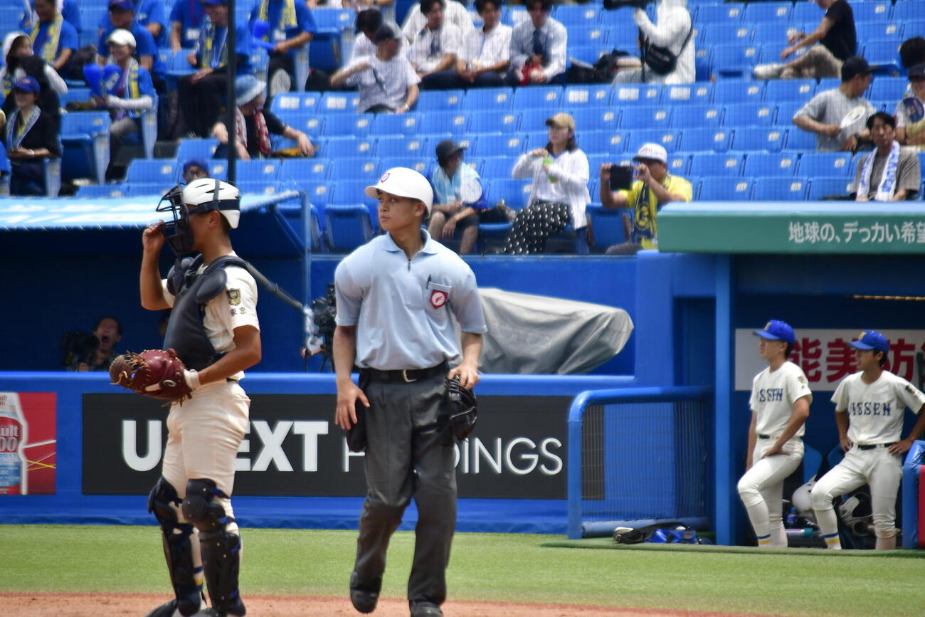 審判の安全と暑さ対策を考慮して採用された白色のヘルメットを被って開幕戦の球審を務めたボンゴーラン・ジェフリー秀斗氏（撮影・平山連）