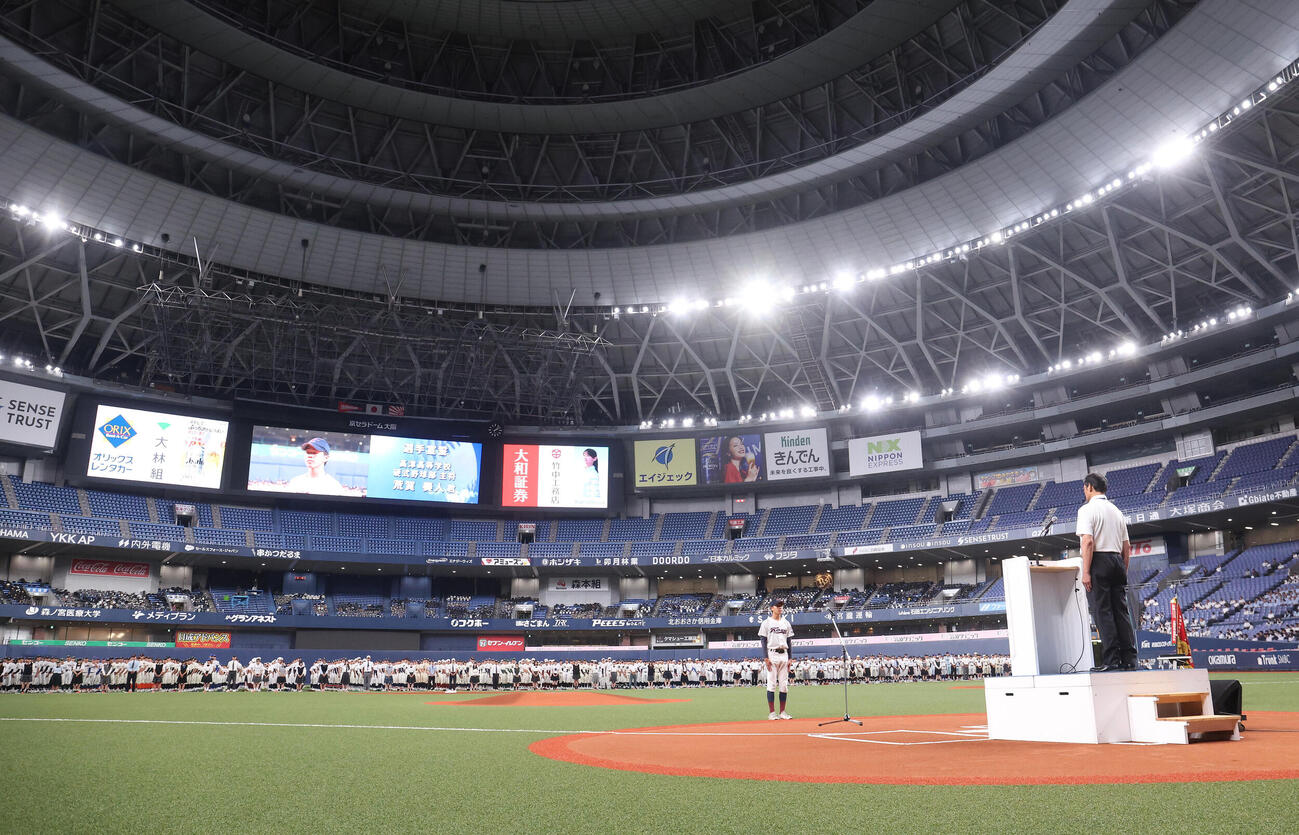 高校野球大阪大会開会式で選手宣誓する高津荒賀奏人主将（撮影・白石智彦）