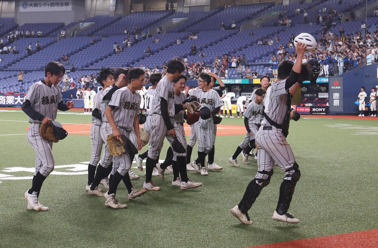 緑風冠対大教大池田　大教大池田に勝利し喜ぶ緑風冠ナイン（撮影・白石智彦）