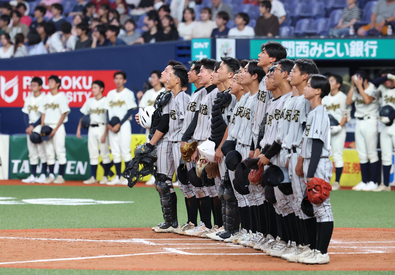 緑風冠対大教大池田　大教大池田に勝利し校歌斉唱する風冠ナイン（撮影・白石智彦）