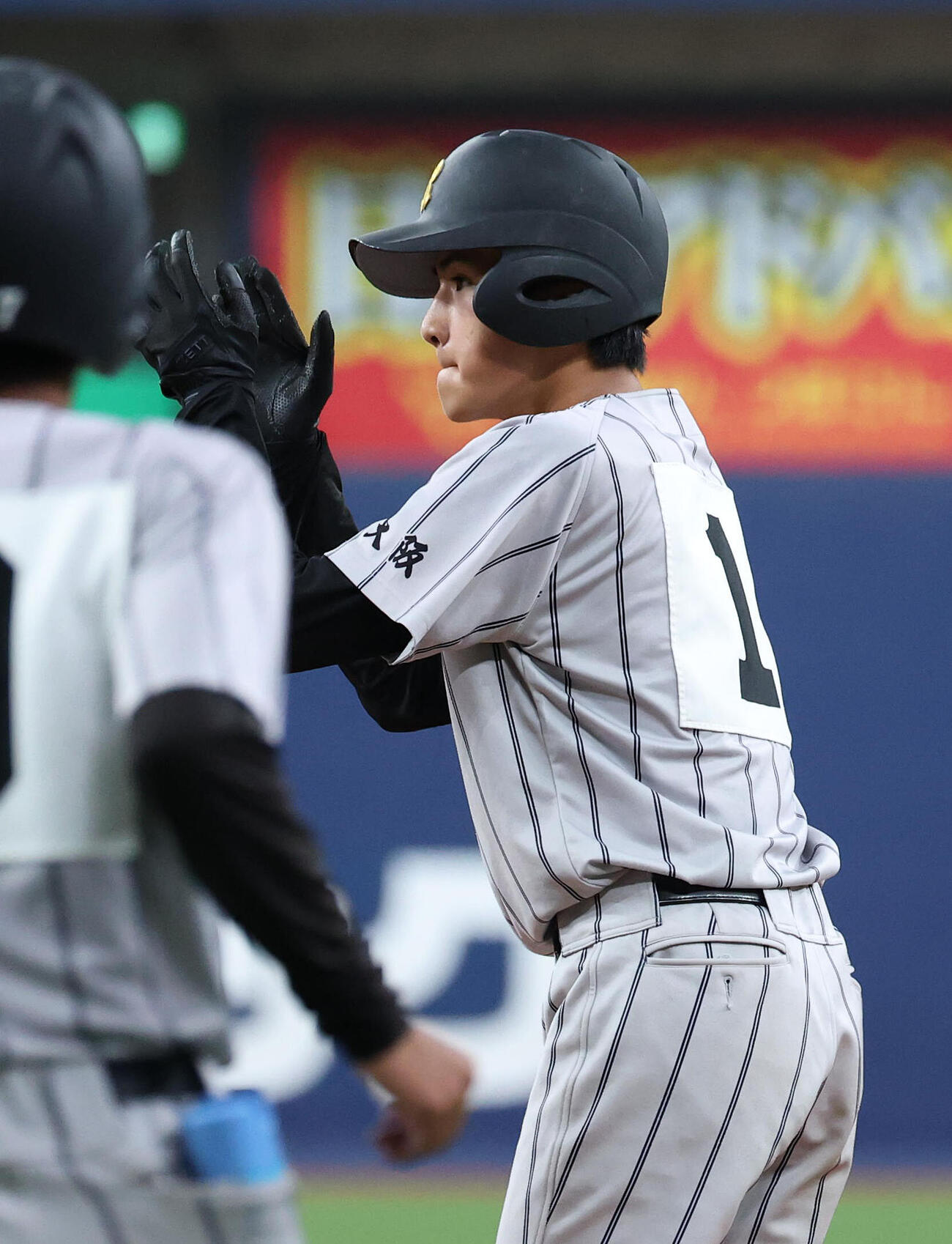 緑風冠対大教大池田　5回表緑風冠1死三塁、山本凌大は右前適時打を放ち両手を叩いて喜ぶ（撮影・白石智彦）