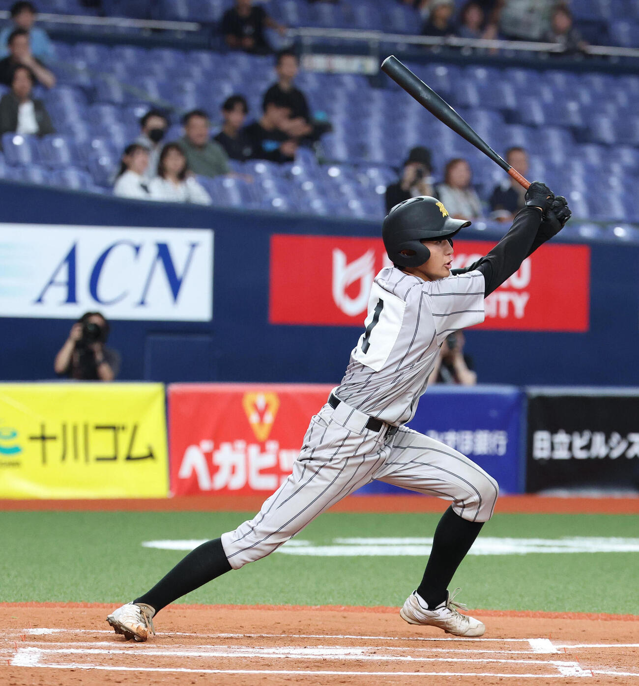 大教大池田戦の5回、右前適時打を放つ山本凌大（撮影・白石智彦）