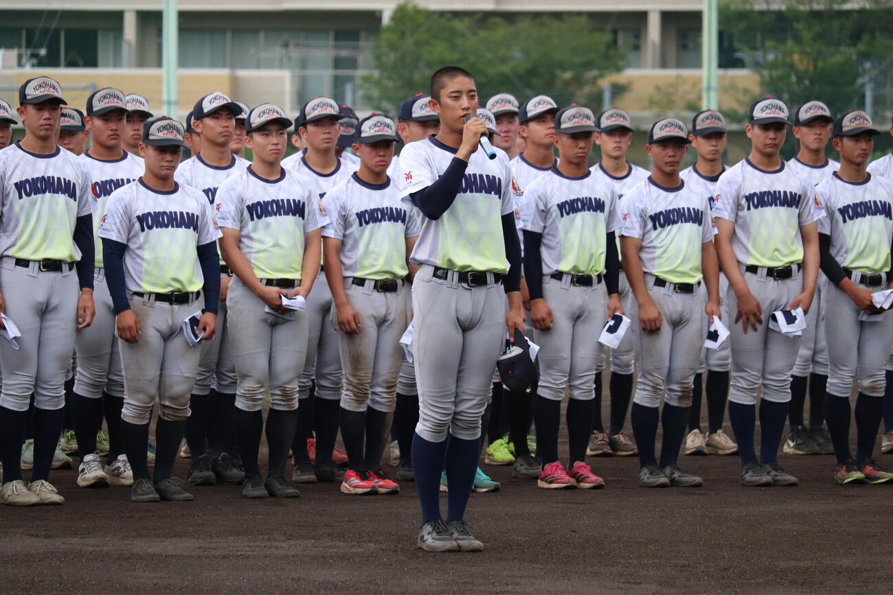 浦和学院との練習試合で整列する横浜ナイン