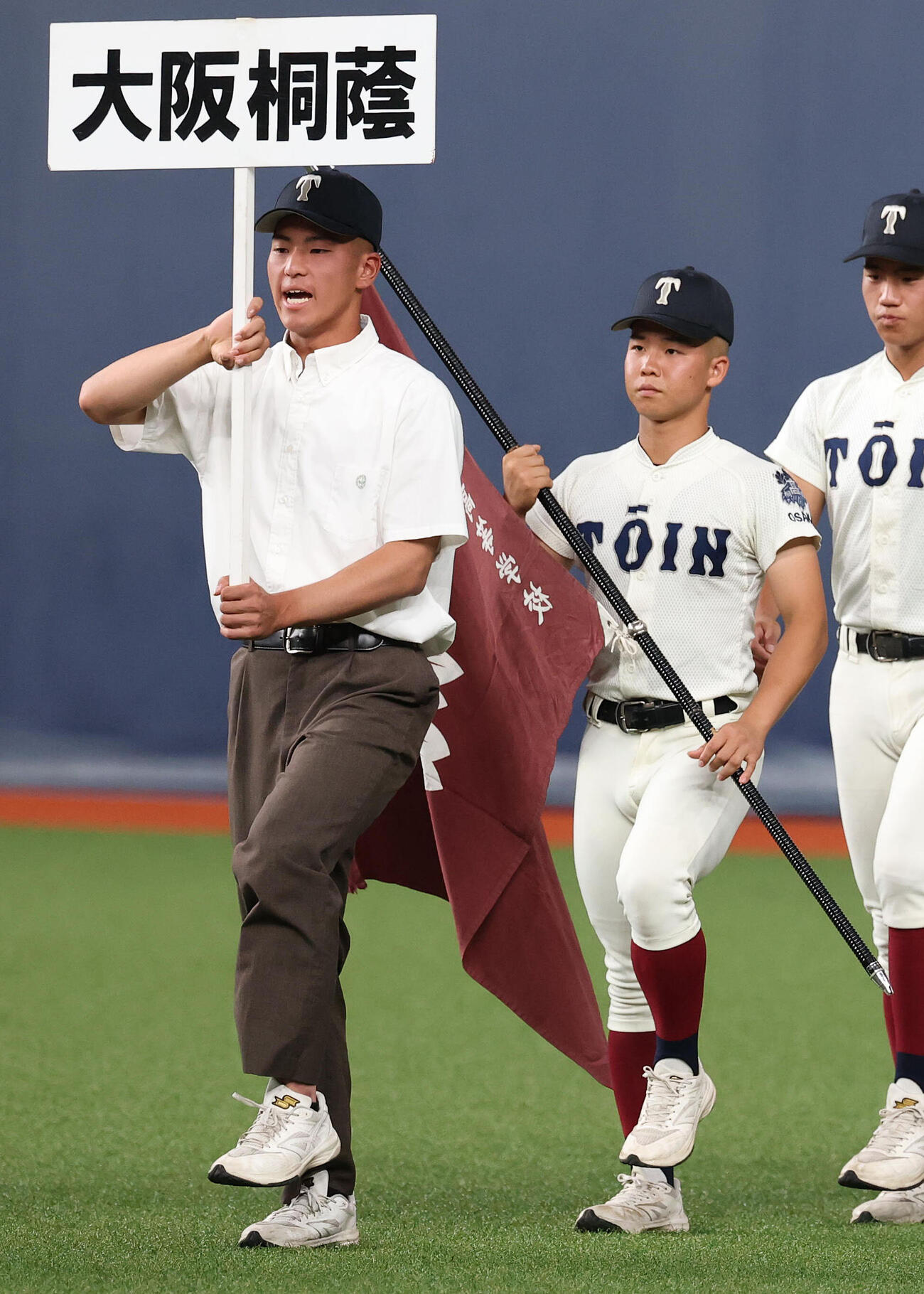 高校野球大阪大会開会式で行進する大阪桐蔭・黒川虎雅主将（右）（撮影・白石智彦）