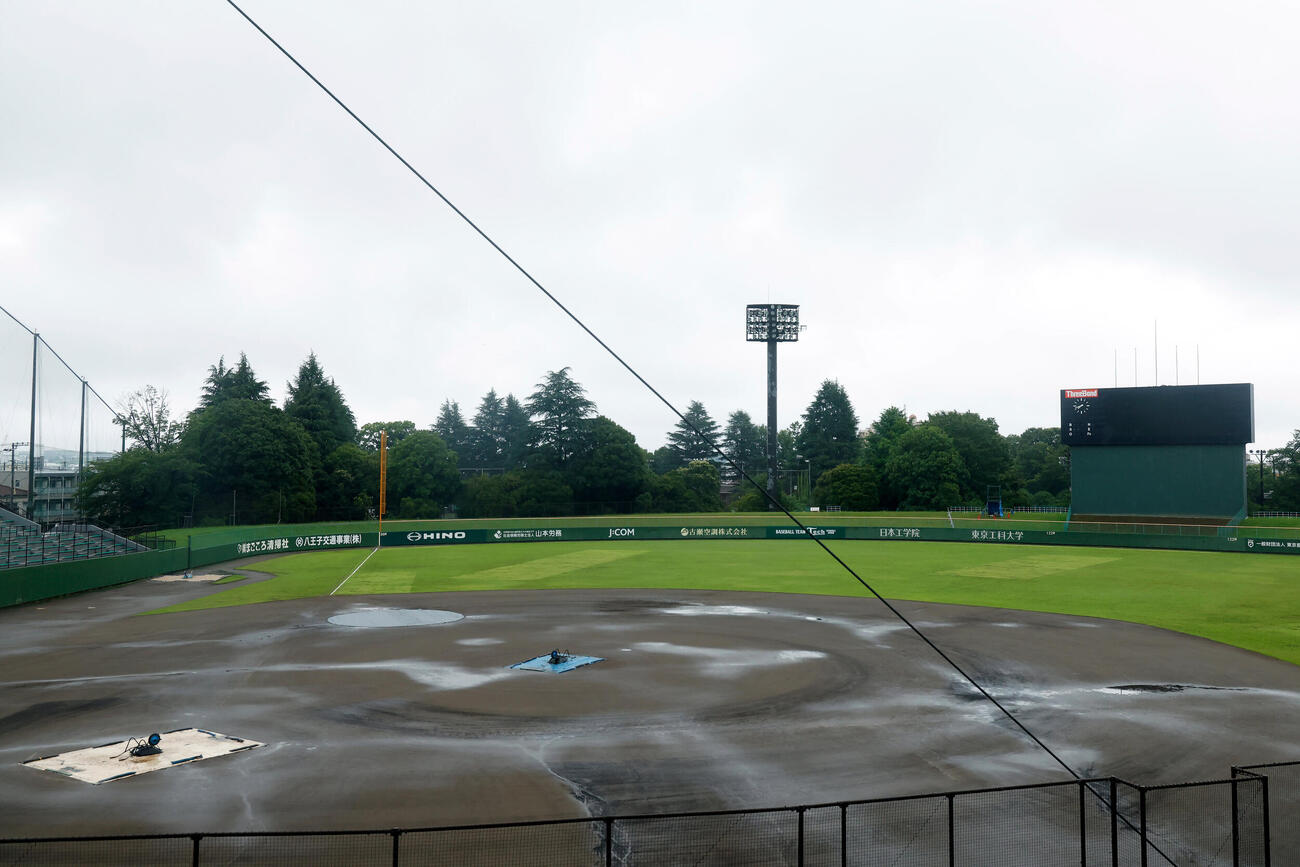 早実対八王子学園八王子　雨天中止となった、会場のスリーボンドスタジアム八王子（撮影・山本朝陽）