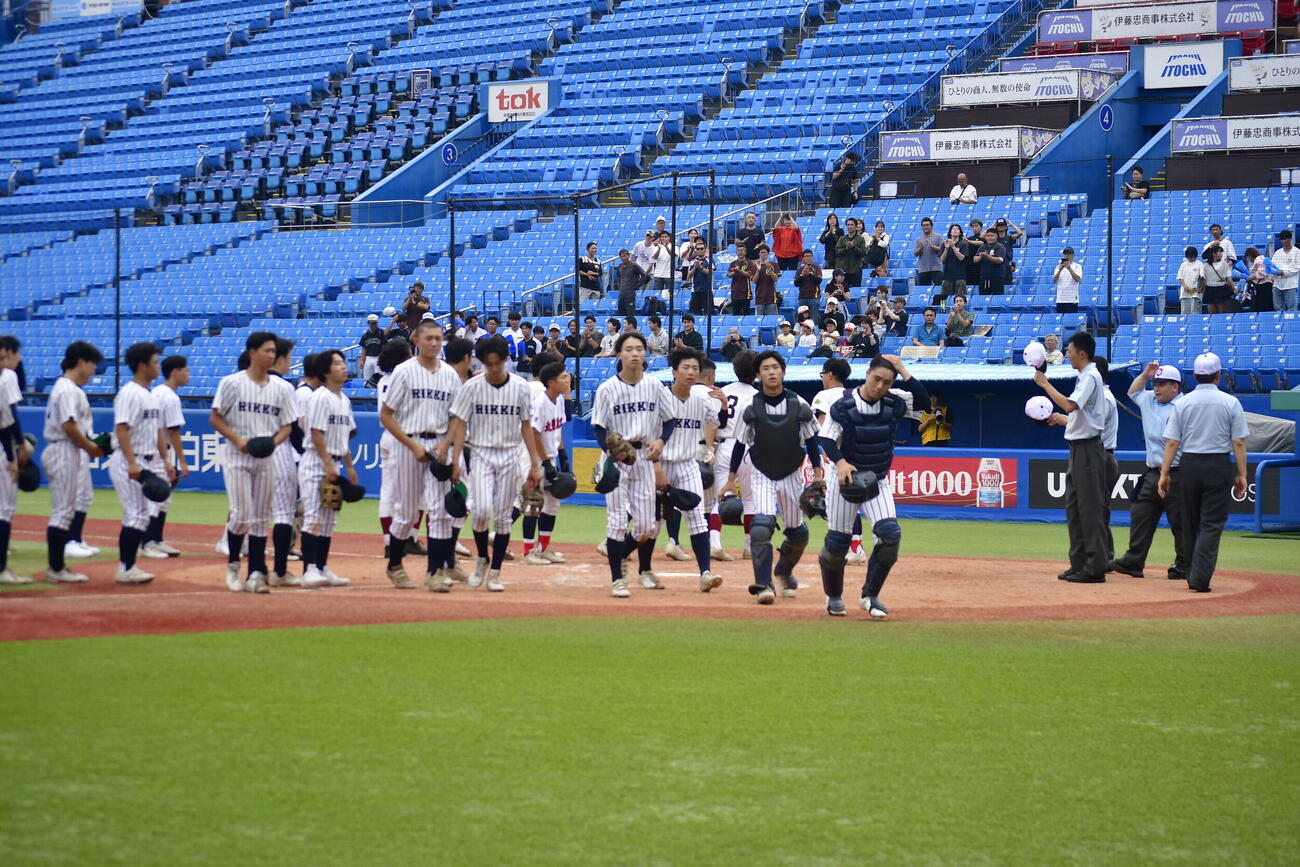 5回コールド勝ちを収めた立教池袋ナイン（撮影・平山連）