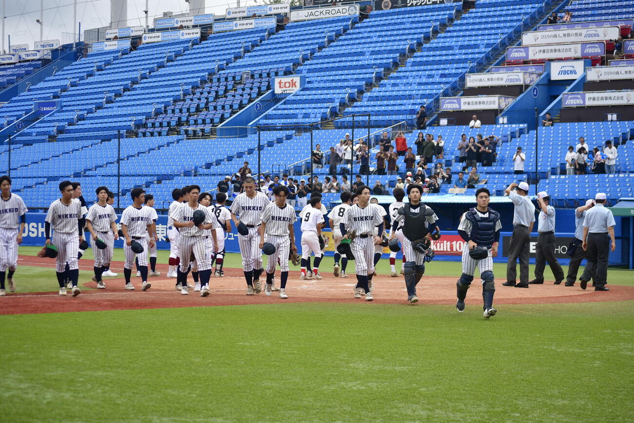 5回コールド勝ちを収めた立教池袋ナイン（撮影・平山連）