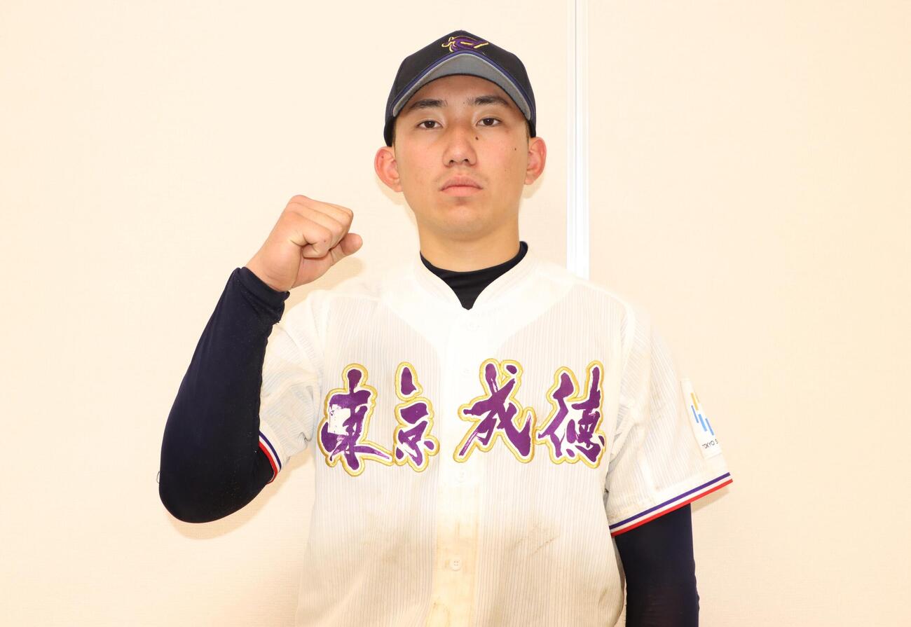 初戦を突破しガッツポーズをする東京成徳大高・木村太智（撮影・栗林真菜）