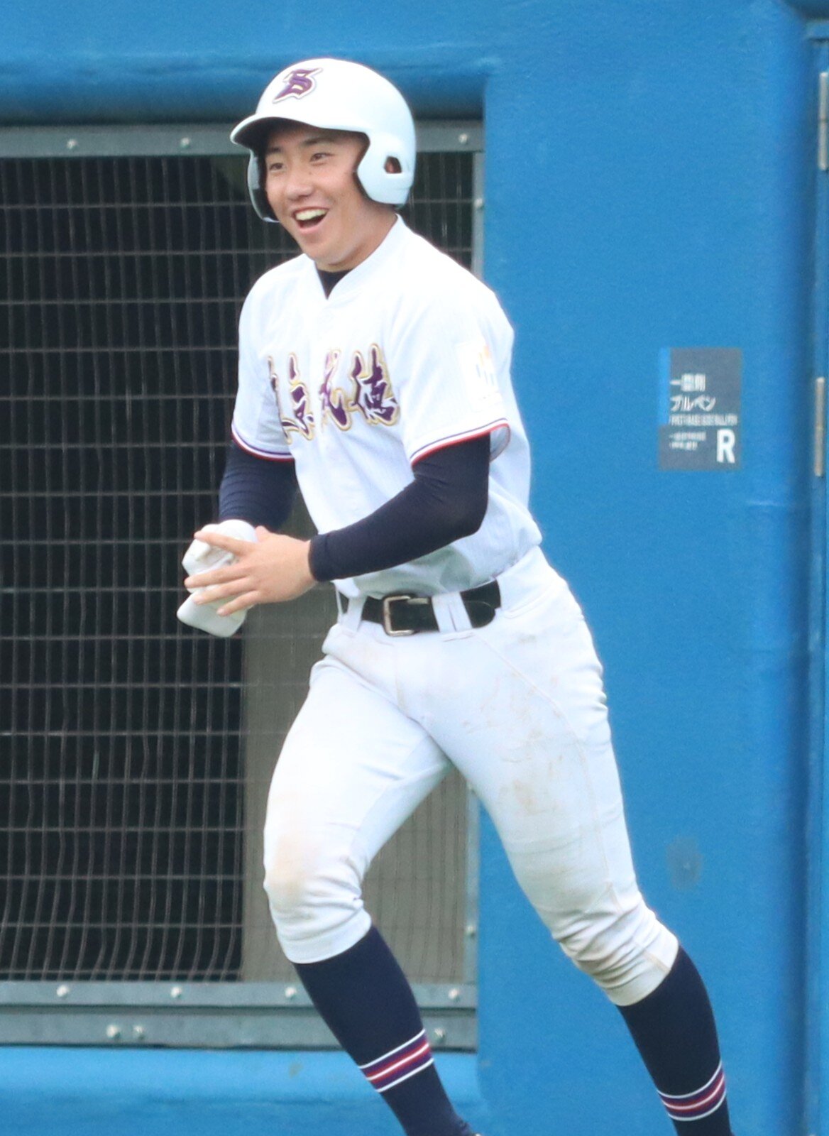 安打を放ち笑顔を見せる東京成徳大高・木村太智（撮影・栗林真菜）