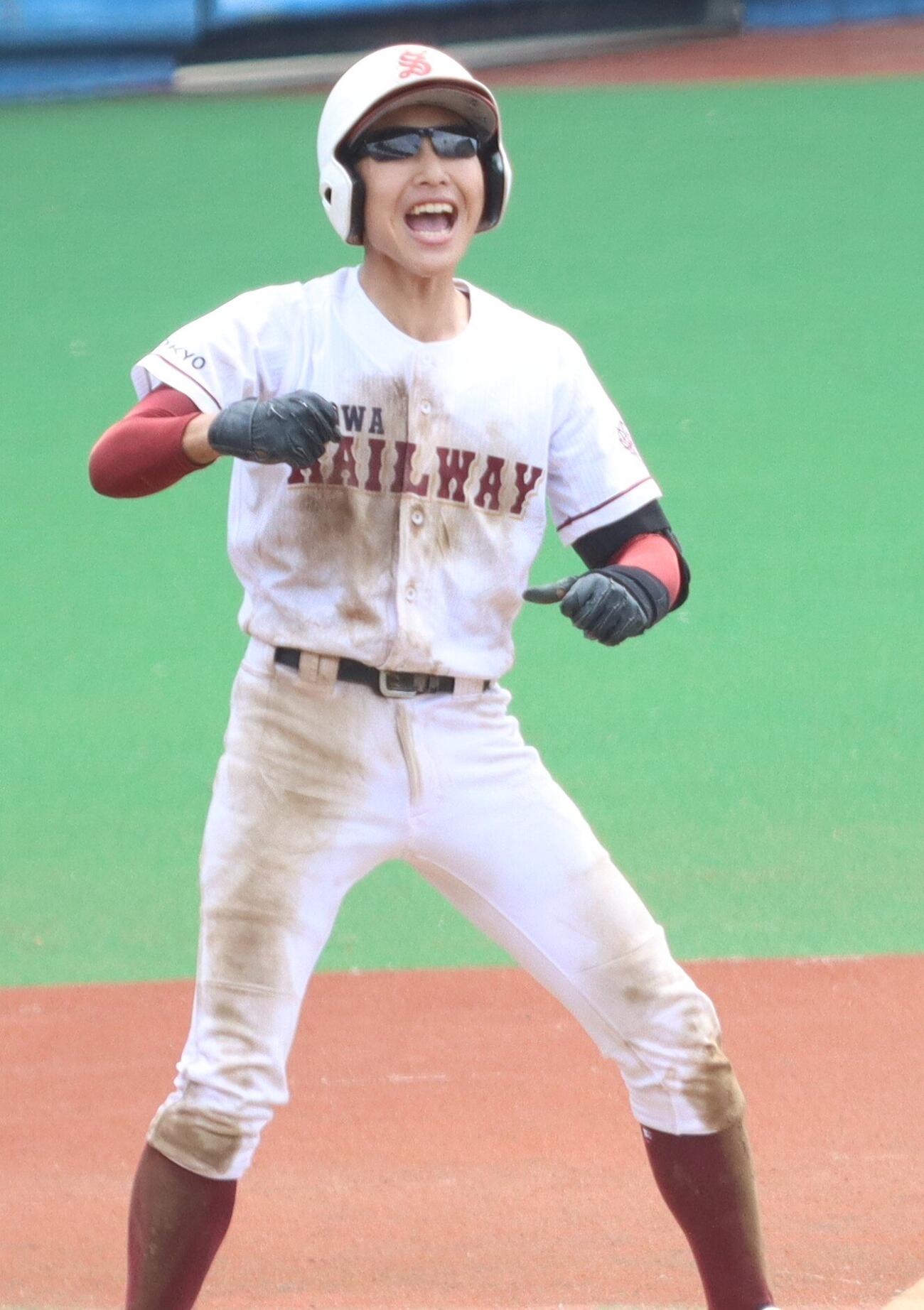 3塁打を放ちガッツポーズをする昭和鉄道・森啓人（撮影・栗林真菜）