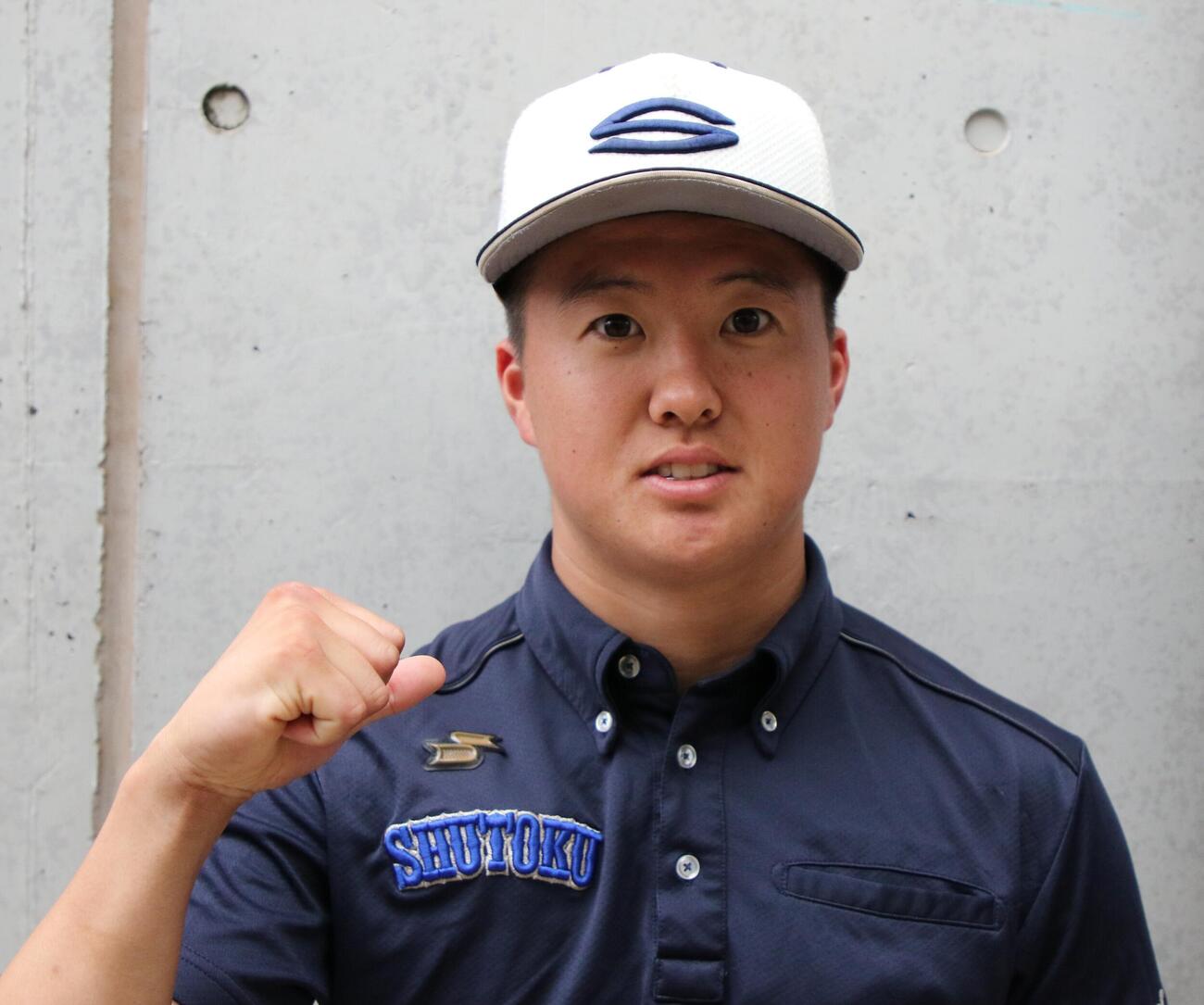 初戦を突破し笑顔でガッツポーズする修徳・長内栄翔（撮影・田島優大）
