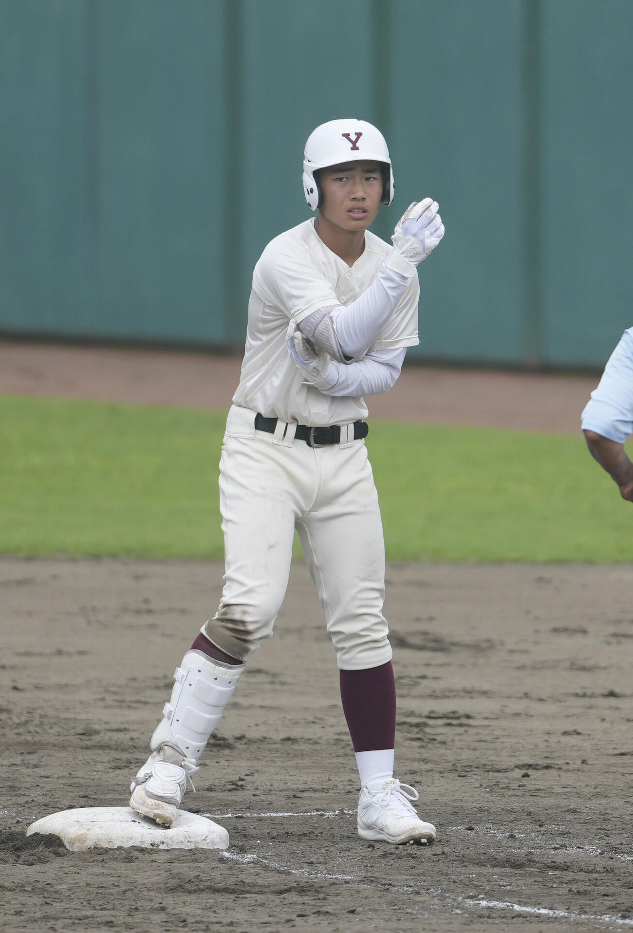 四谷学院対つくば秀英　5回表2死一、二塁、適時打を放ち出塁する栗林優桜（撮影・小島史椰）
