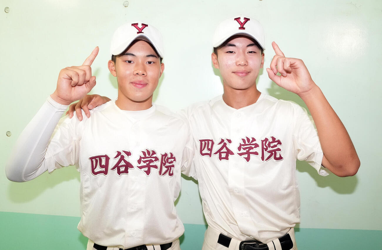 四谷学院対つくば秀英　四谷学院・小山大地（左）と松本颯志は公式戦初勝利し1の数字を手で作る（撮影・小島史椰）