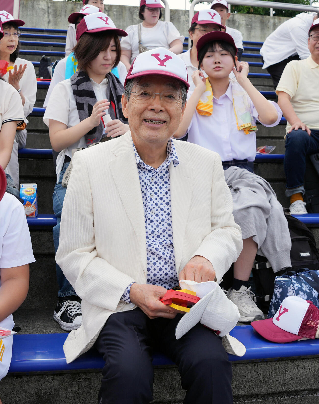 四谷学院対つくば秀英　応援に駆けつける四谷学院・植野治彦理事長（撮影・小島史椰）