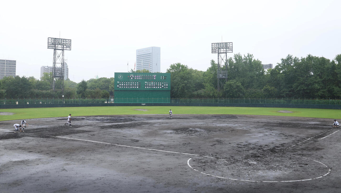 今宮対鳳　4回を終え降雨により継続試合となった住之江公園野球場の今宮対鳳の試合（撮影・白石智彦）