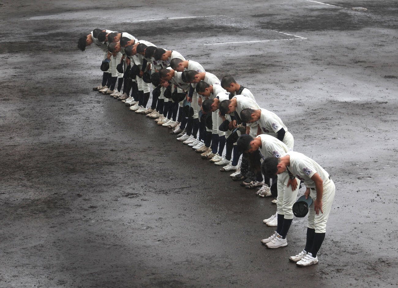 今宮対鳳　4回を終え降雨が強まり継続試合となり応援席へあいさつする鳳ナイン（撮影・白石智彦）