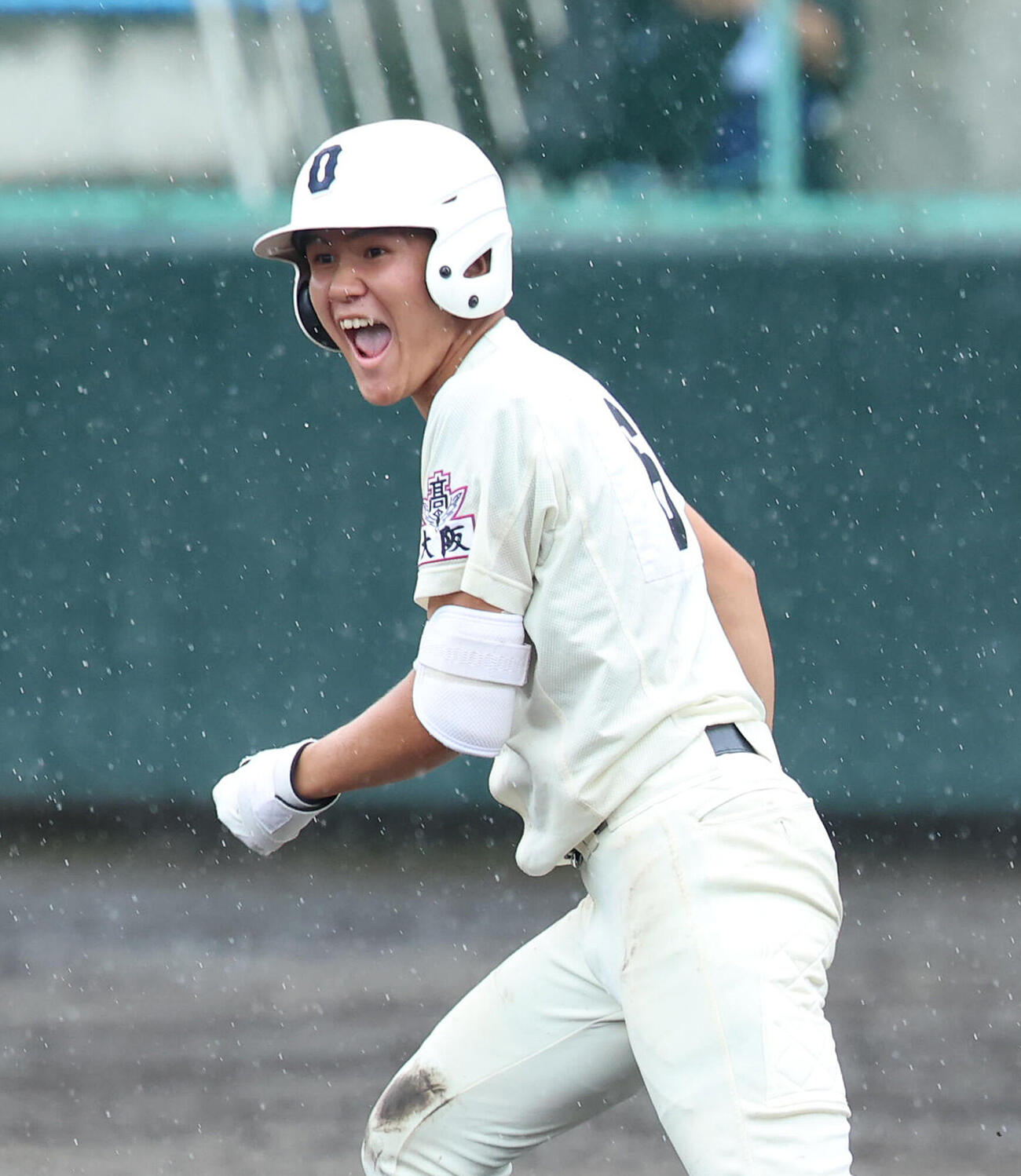 今宮対鳳　4回裏2死満塁、馬渕蓮音は押し出し四球を選ぶ（撮影・白石智彦）