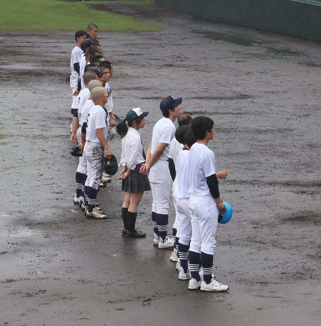 今宮対鳳　4回を終え降雨が強まり継続試合となり応援席へあいさつする今宮ナイン（撮影・白石智彦）