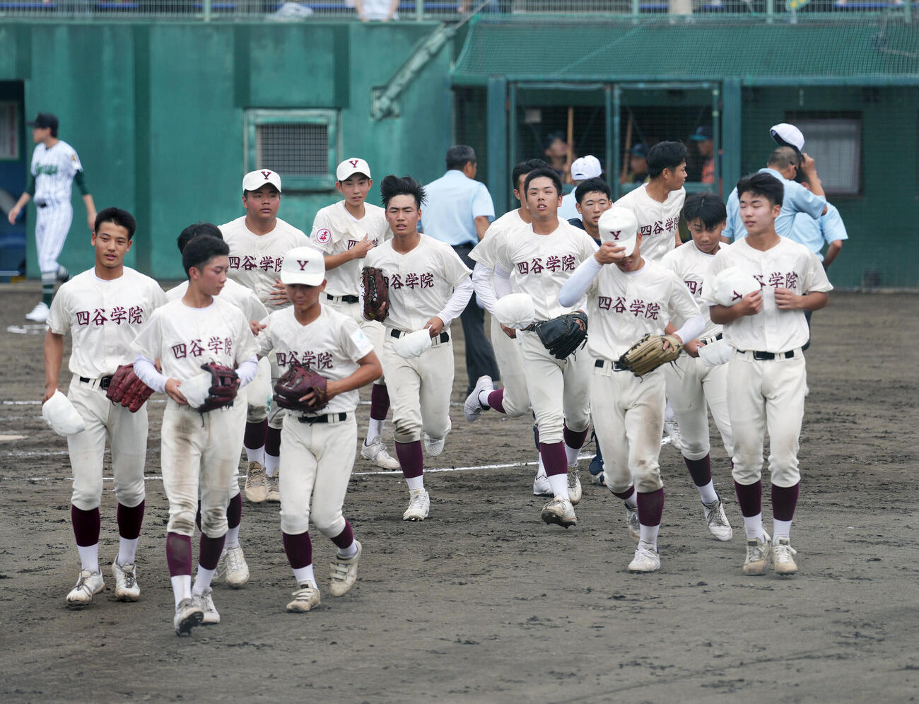 四谷学院対つくば秀英　つくば秀英に勝利し駆け出す四谷学院の選手たち（撮影・小島史椰）