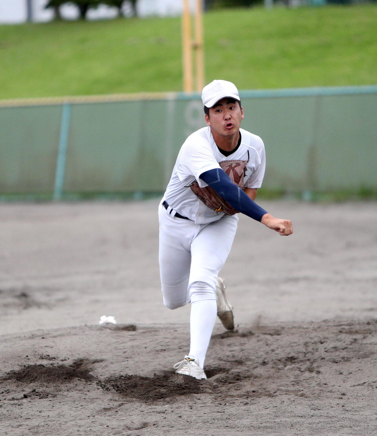 投球練習する東北・和泉寛太（撮影・木村有優）