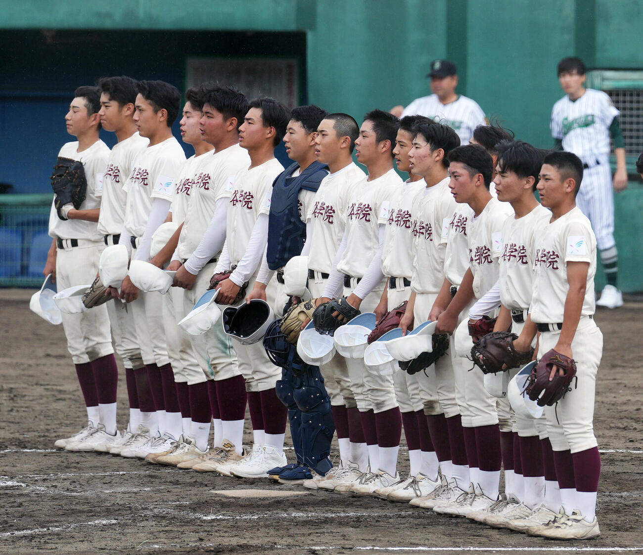 四谷学院対つくば秀英　つくば秀英に勝利し校歌を歌う四谷学院の選手たち（撮影・小島史椰）