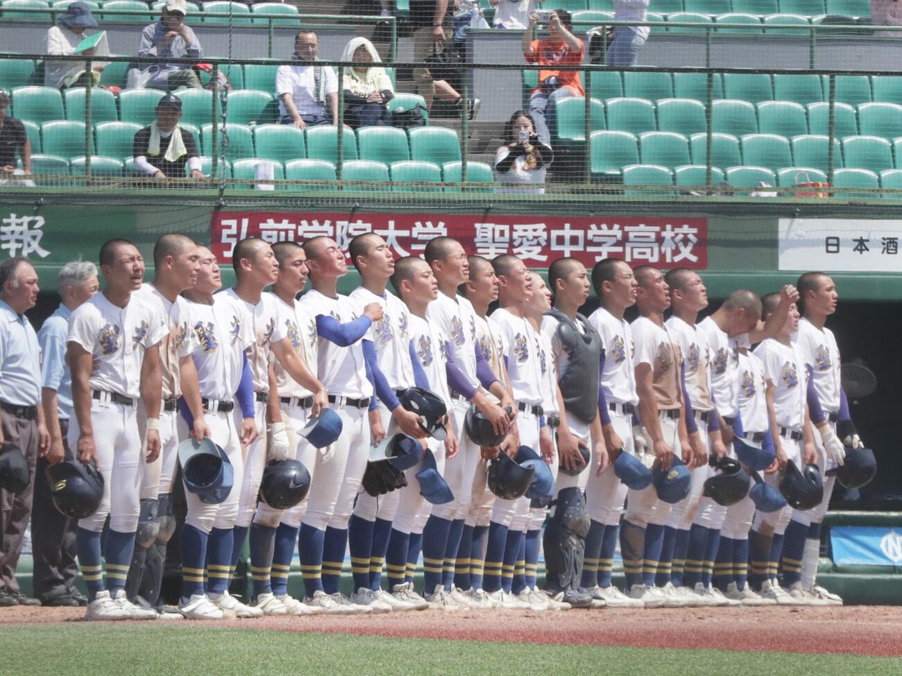 春季東北大会で優勝を果たし涙ながらに校歌を歌う聖光学院ナイン（2026年6月撮影）