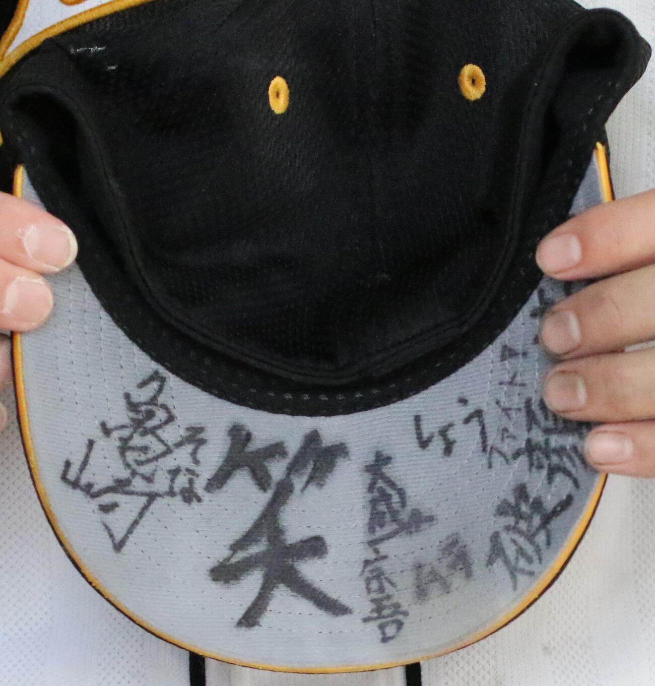 昭和第一・藤井遥大の帽子に記された「笑」の文字（撮影・田島優大）
