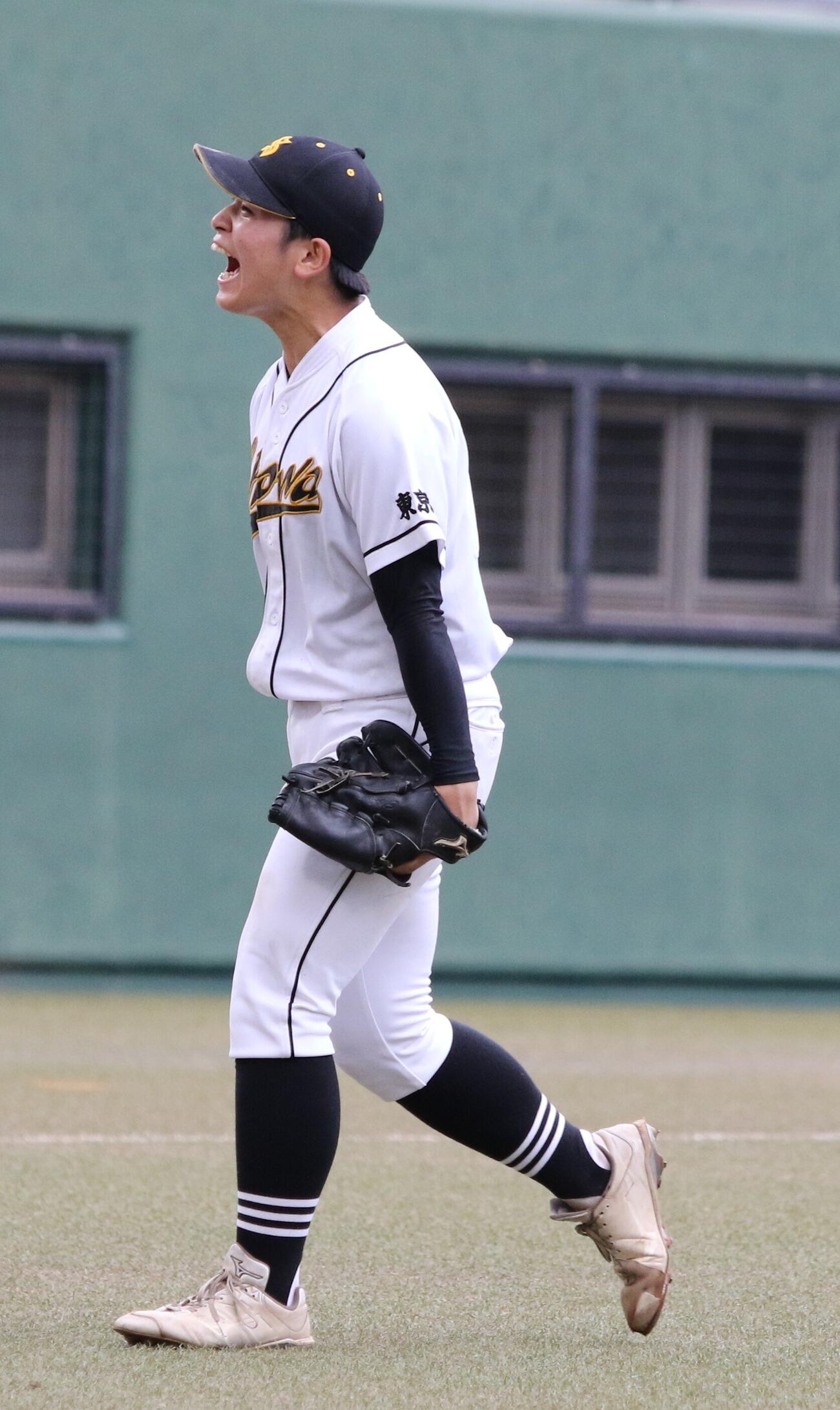 最後の打者を打ち取り、雄叫びをあげる昭和第一・藤井遥大（撮影・田島優大）