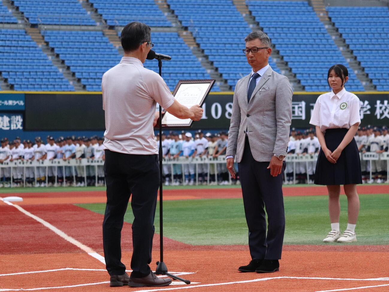 神奈川大会の開会式で育成功労賞の表彰を受ける、桐光学園の野呂雅之氏（撮影・保坂淑子）