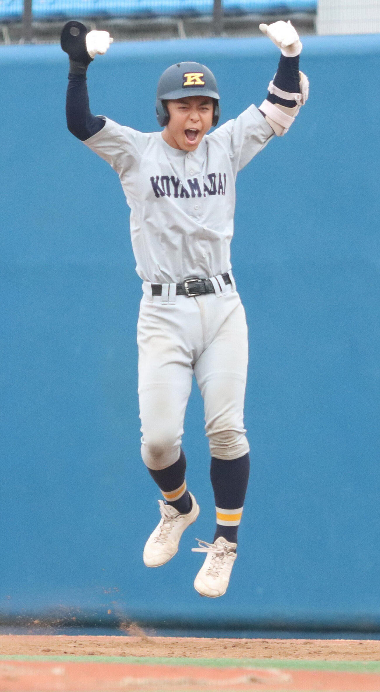 桜丘戦の7回、適時打を放ち大ジャンプする小山台・佐藤龍生（撮影・栗林真菜）