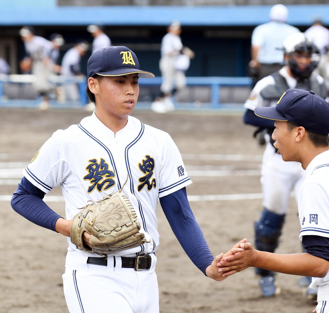 磐田農対伊豆総合　6回を三者凡退に抑え、タッチで迎えられる磐田農・寺田（左）