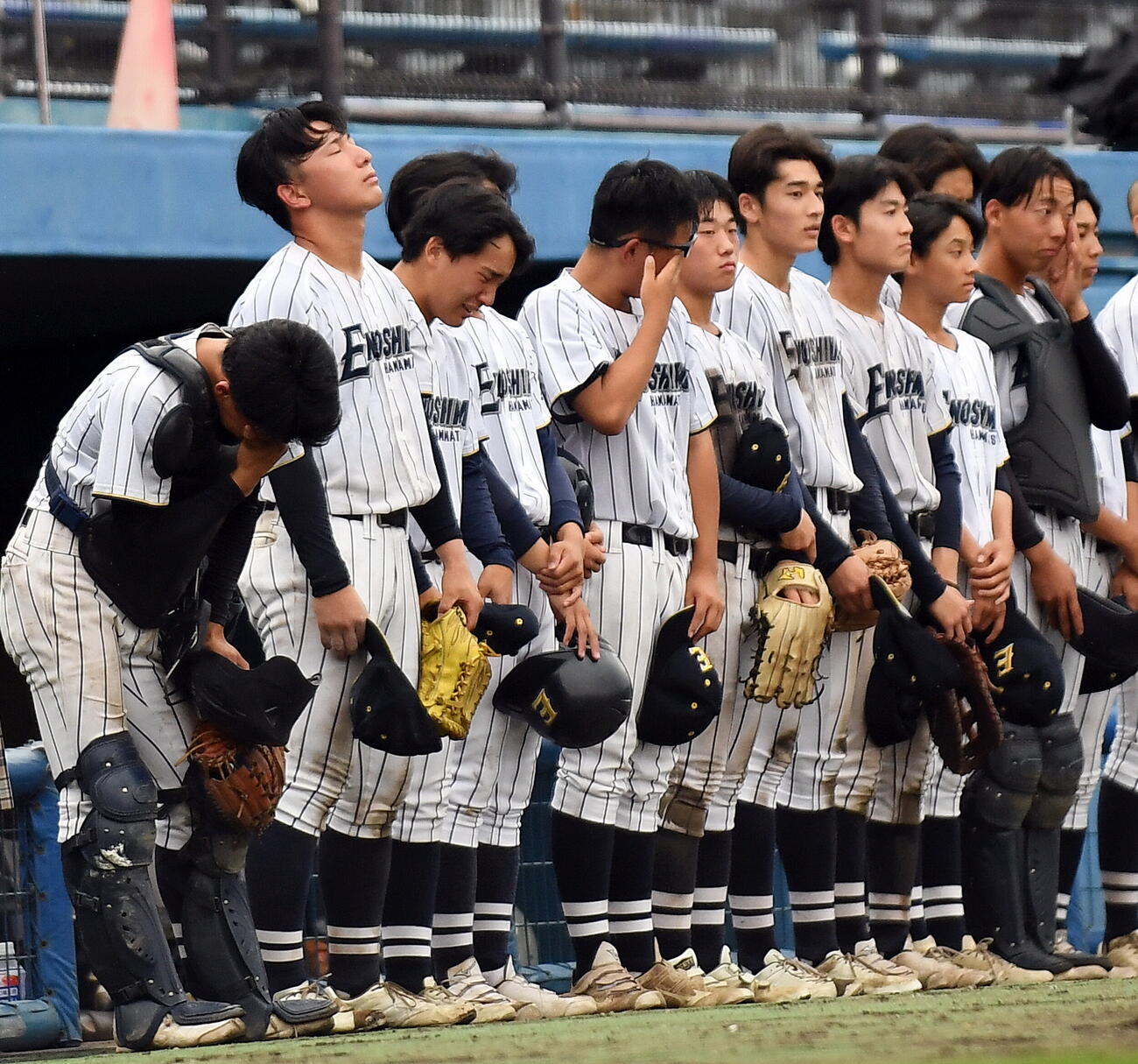 静岡西対浜松江之島　初戦敗退に天を仰ぐ浜松江之島・高塚（左から2人目）　