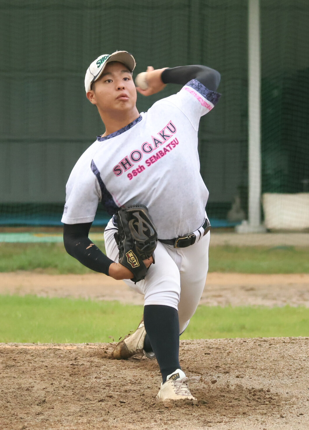 投球練習する沖縄尚学のエース末吉良丞（2026年6月撮影）