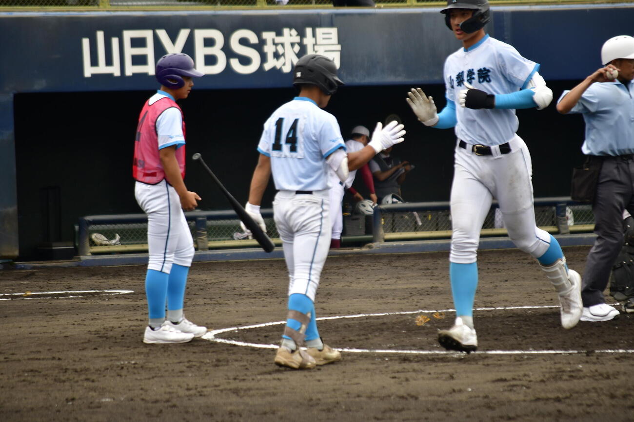 左越え特大本塁打を放ちホームへかえる山梨学院・菰田