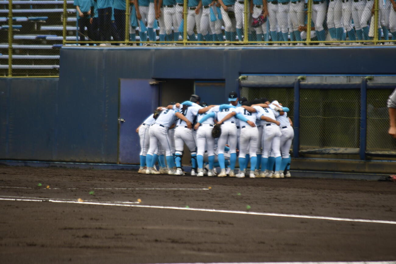 試合前に円陣を組む山梨学院（撮影・平山連）