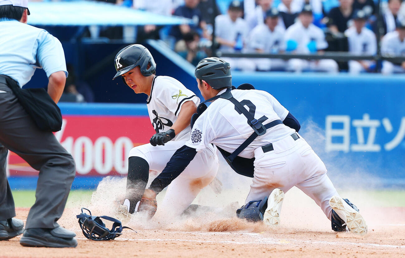 日比谷対開成　5回裏開成無死二、三塁、三塁の野選で先制の生還をする中村優甫（撮影・野上伸悟）