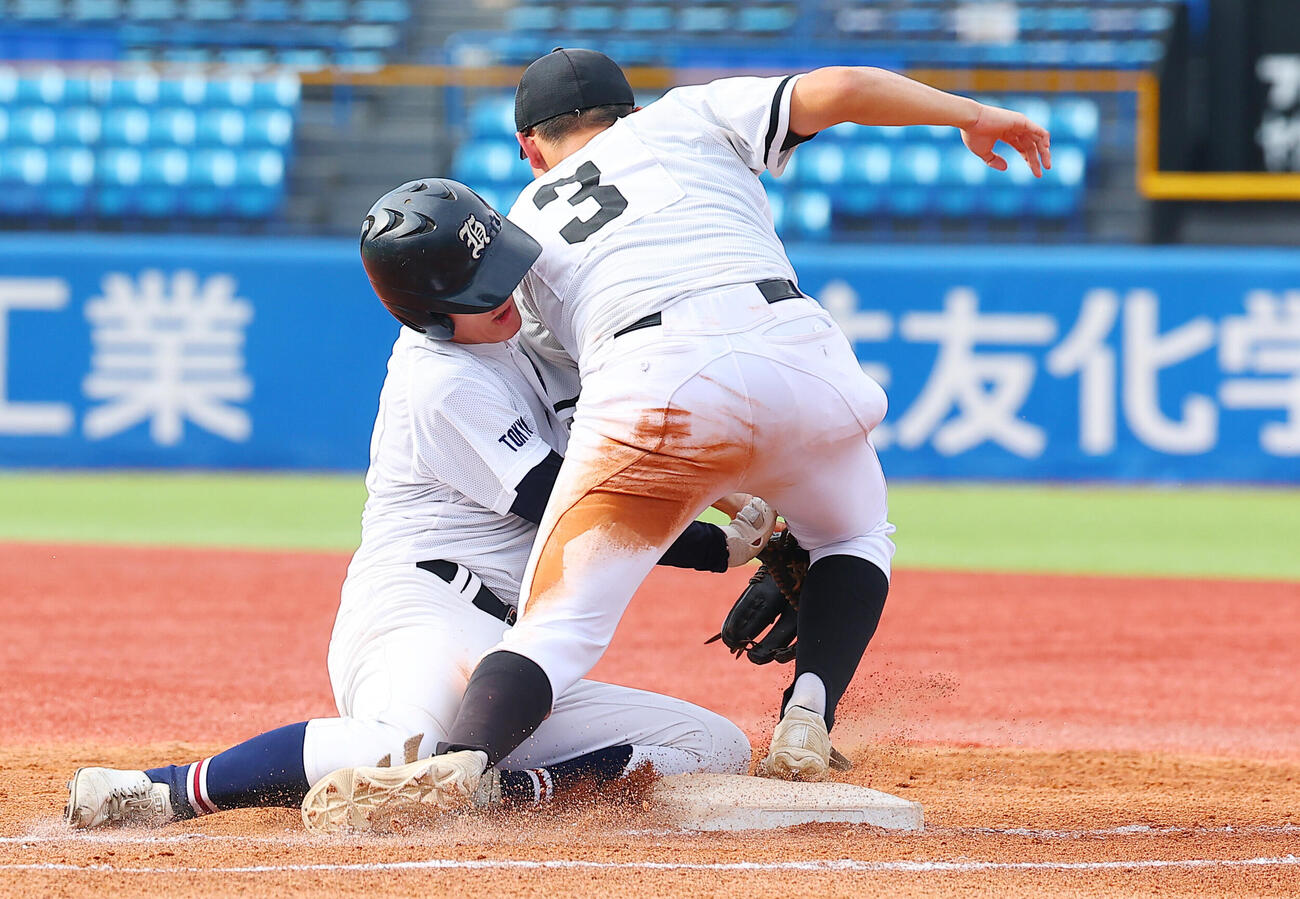 日比谷対開成　6回表日比谷2死二、三塁、敵失で一塁に走り込んだ西本智宏（左）と開成・山中英人が交錯。その間に2点が入る（撮影・野上伸悟）