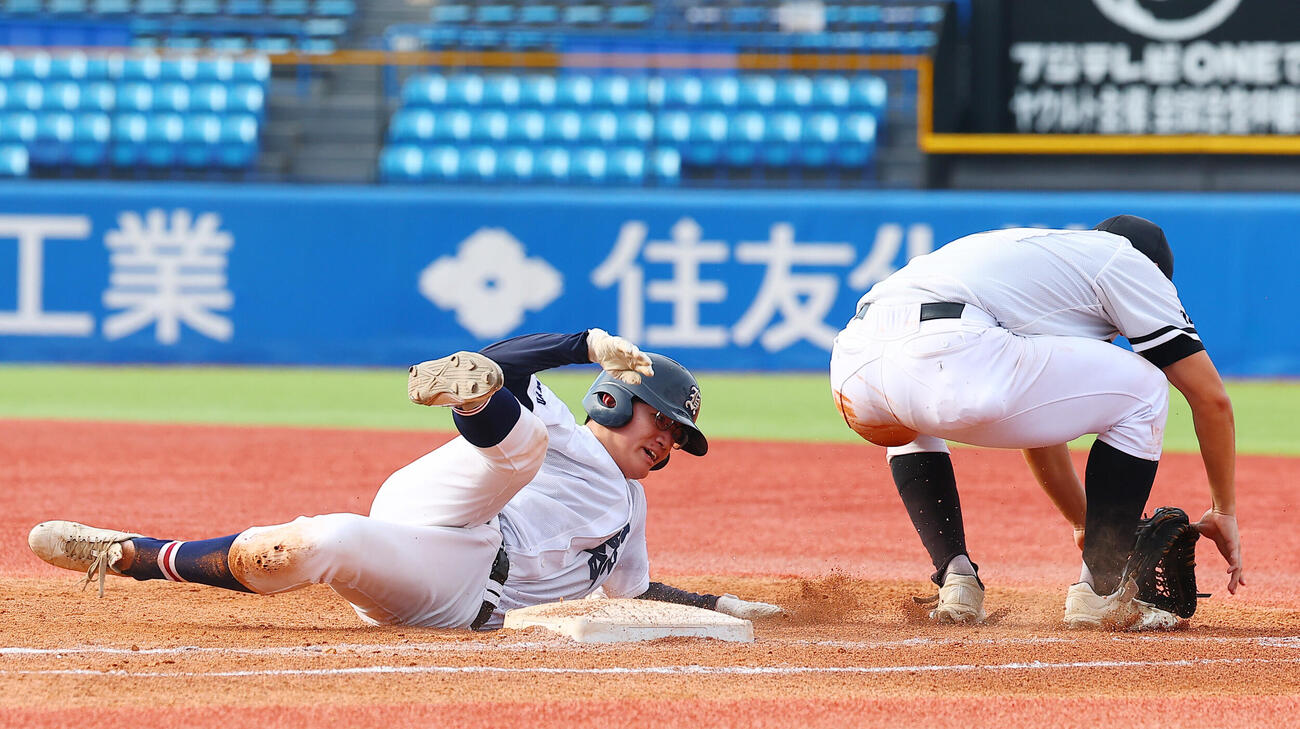 日比谷対開成　6回表日比谷2死二、三塁、敵失で一塁に走り込んだ西本智宏（左）と開成・山中英人が交錯。その間に2点が入る（撮影・野上伸悟）