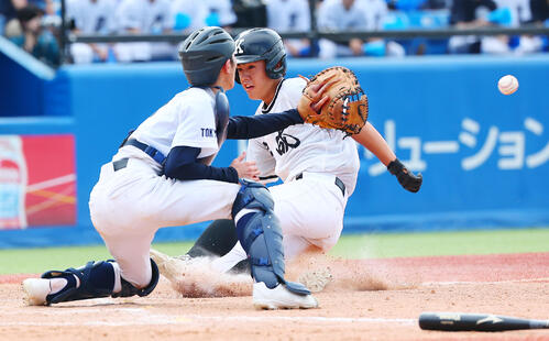 日比谷対開成 5回裏開成無死二、三塁、三塁の野選で先制の生還をする中村優甫(撮影・野上伸悟)