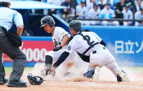 日比谷対開成 5回裏開成無死二、三塁、三塁の野選で先制の生還をする中村優甫(撮影・野上伸悟)